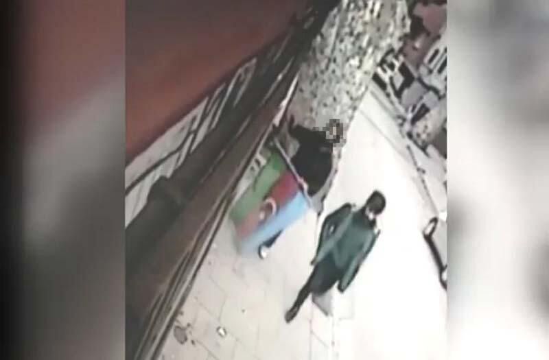 Beykoz'da bayrakları yere atan şüpheli yakalandı! 2
