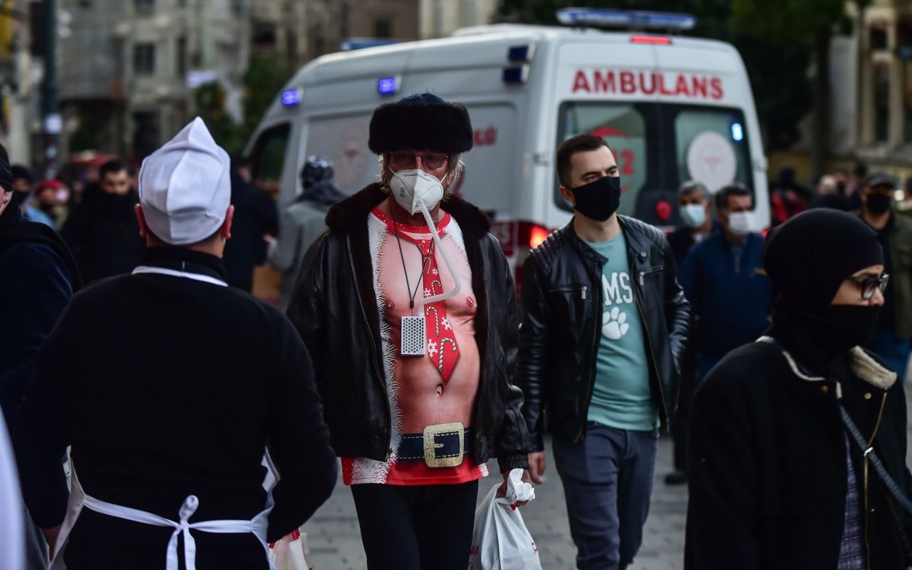 Tuhaf giyimli turist ilgi odağı oldu 2