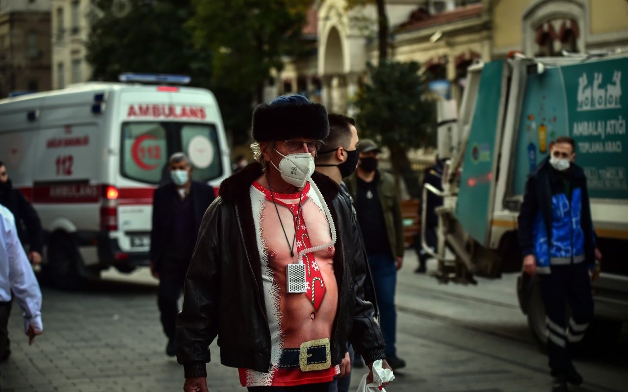 Tuhaf giyimli turist ilgi odağı oldu 1