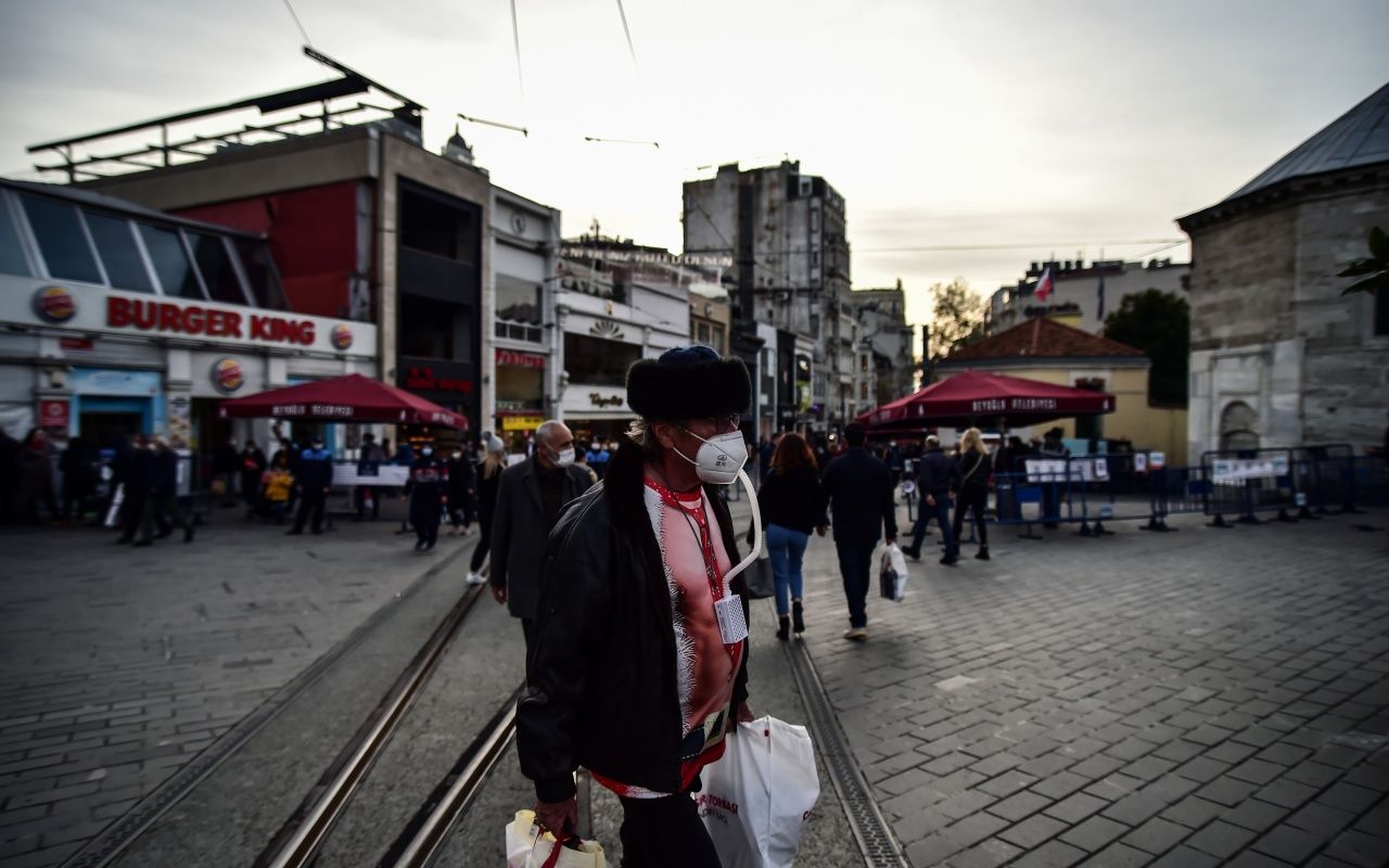 Tuhaf giyimli turist ilgi odağı oldu 4
