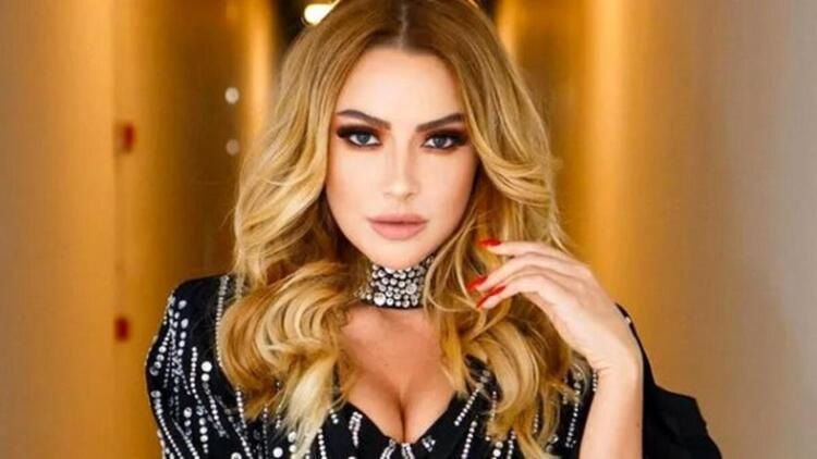 Hadise kendini işe verdi! 1