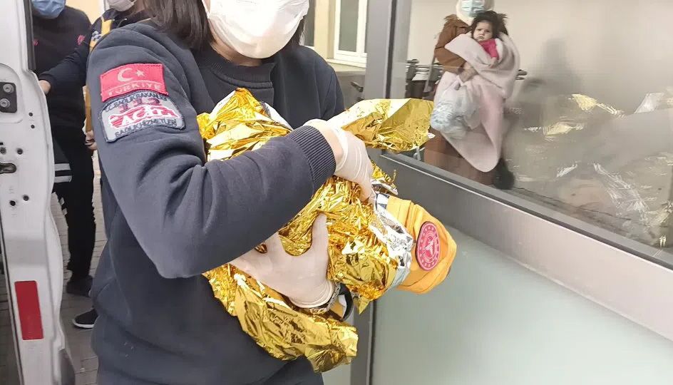Esenyurt'ta ayakkabı kutusunda yeni doğmuş bebek bulundu! 1