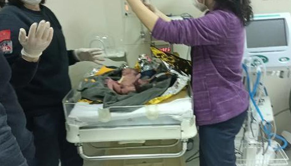 Esenyurt'ta ayakkabı kutusunda yeni doğmuş bebek bulundu! 4