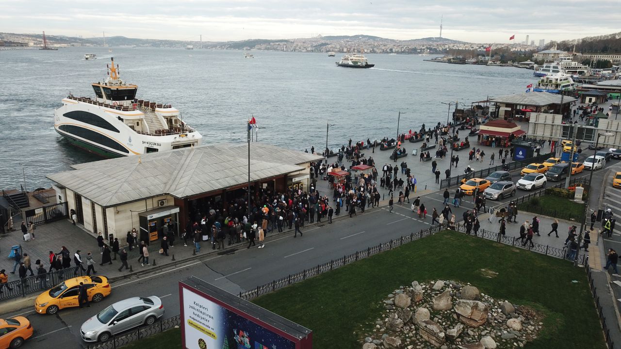 Eminönü ve Galata Köprüsü'ne vatandaş akın etti 6