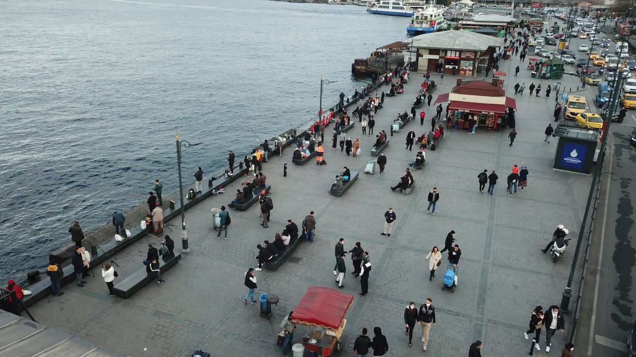Eminönü ve Galata Köprüsü'ne vatandaş akın etti 1