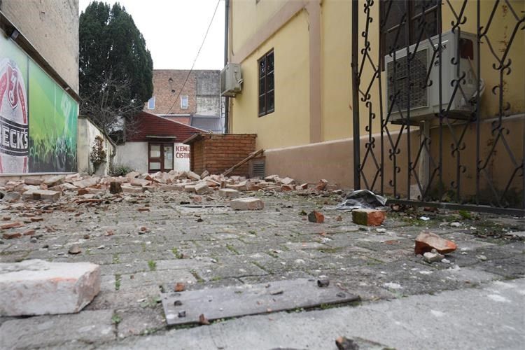 Ülkenin birçok yerinde ağır hasar var... 18