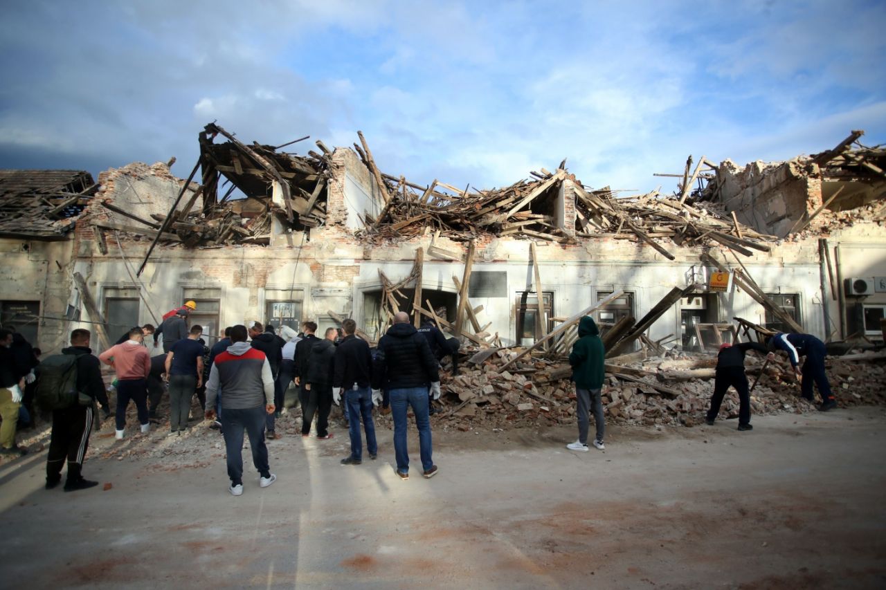 Ülkenin birçok yerinde ağır hasar var... 7