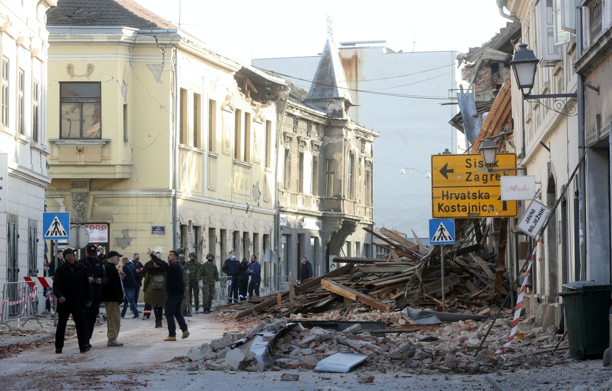Ülkenin birçok yerinde ağır hasar var... 11