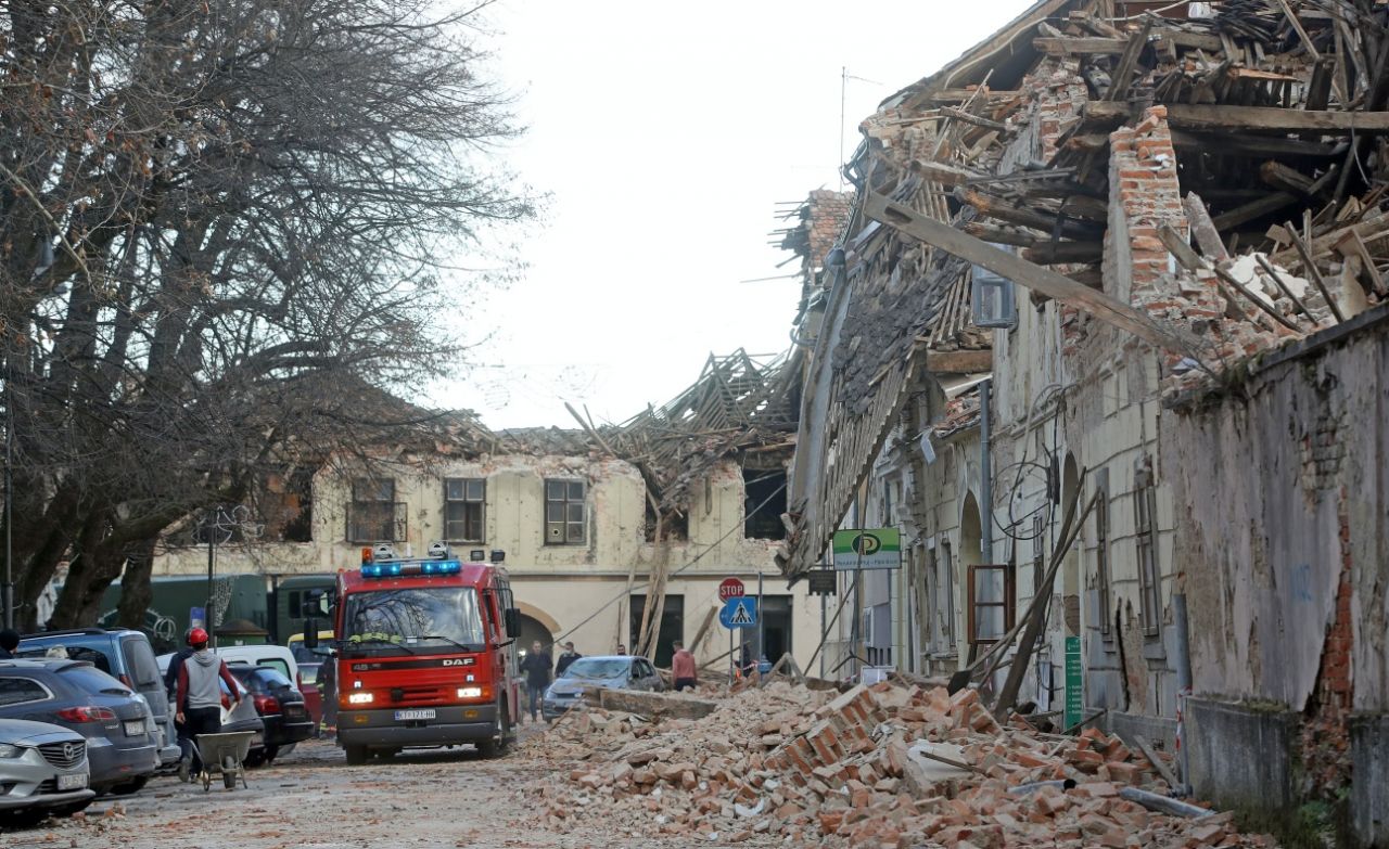 Ülkenin birçok yerinde ağır hasar var... 17