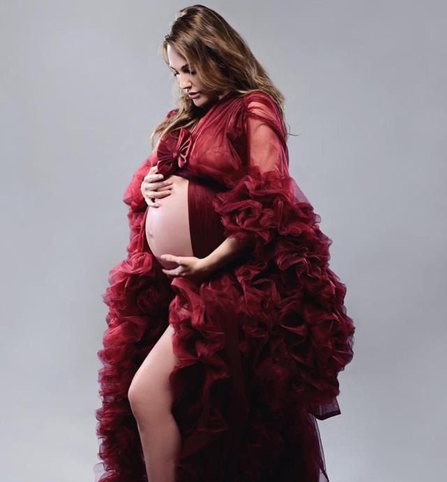 İkinci çocuğuna 8,5 aylık hamile olan Meryem Uzerli, karnı burnunda pozlar verdi... 2