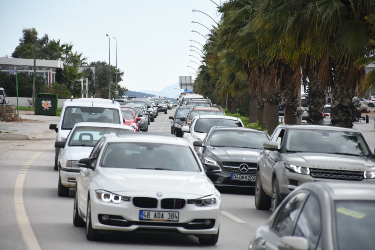 Tatilciler kilometrelerce kuyruk oluşturdu 1