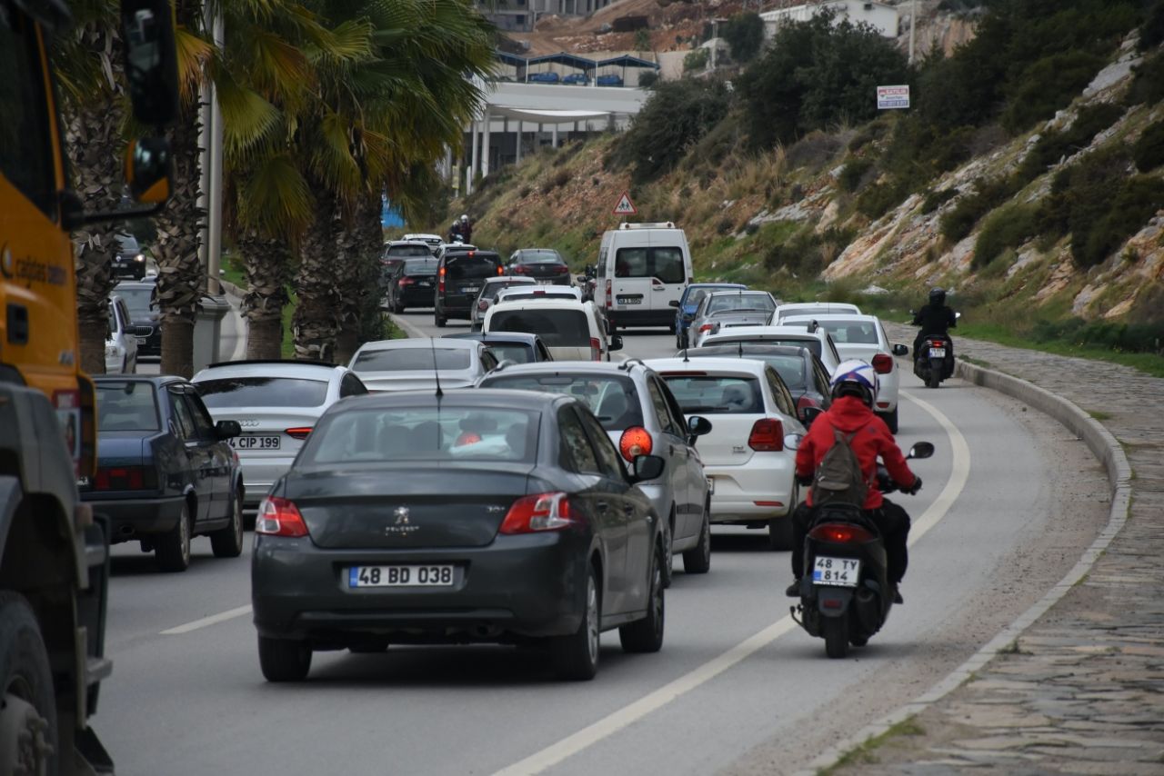 Tatilciler kilometrelerce kuyruk oluşturdu 2