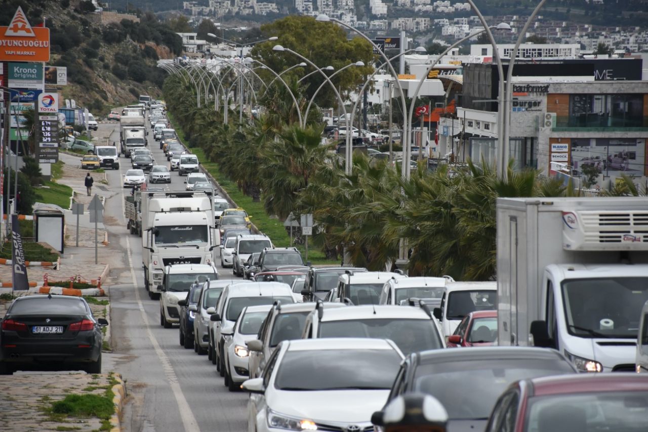 Tatilciler kilometrelerce kuyruk oluşturdu 5