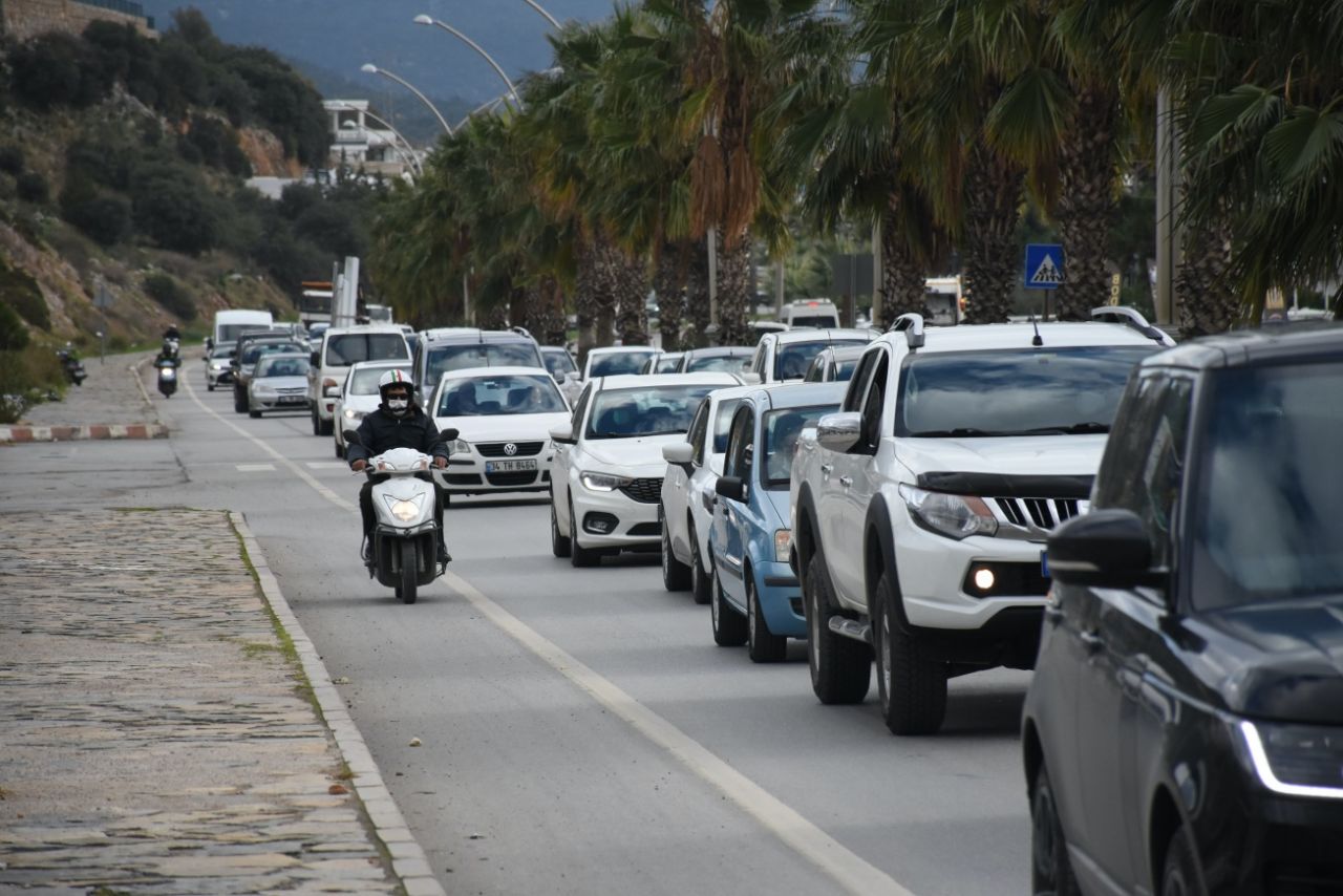 Tatilciler kilometrelerce kuyruk oluşturdu 6
