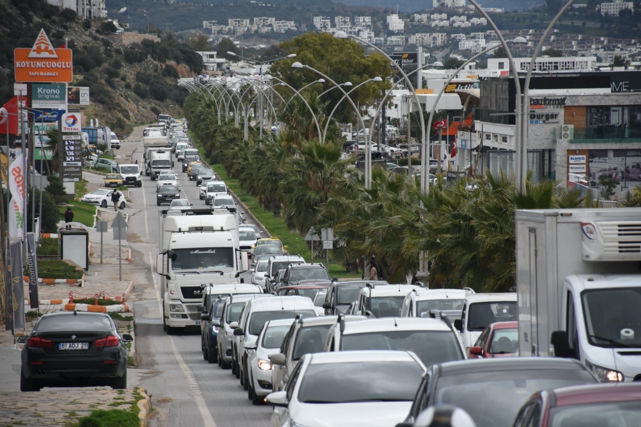 Tatilciler kilometrelerce kuyruk oluşturdu 7
