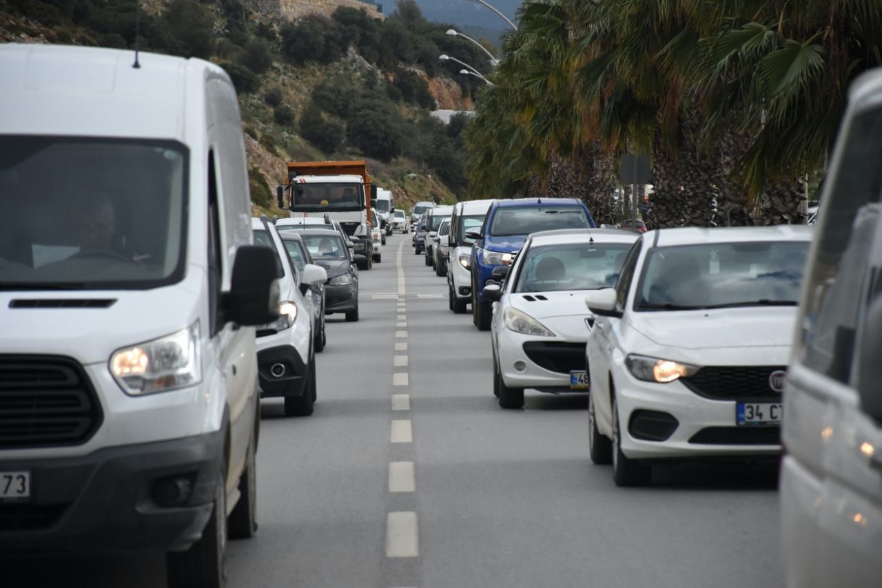 Tatilciler kilometrelerce kuyruk oluşturdu 8