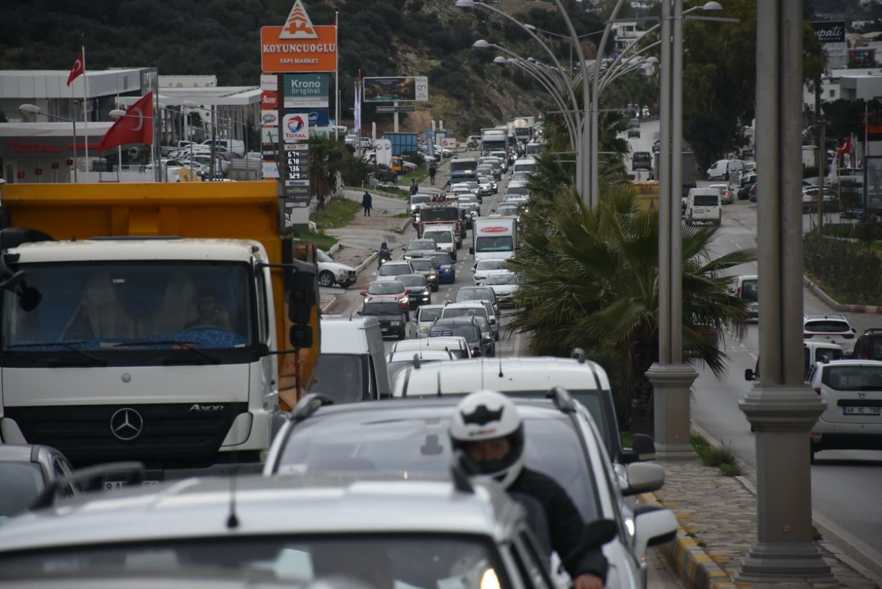 Tatilciler kilometrelerce kuyruk oluşturdu 9