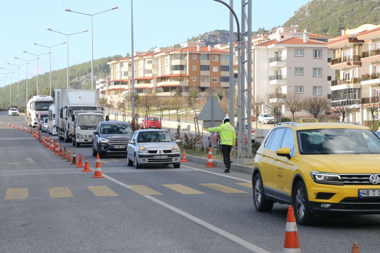 Tatilciler kilometrelerce kuyruk oluşturdu 11