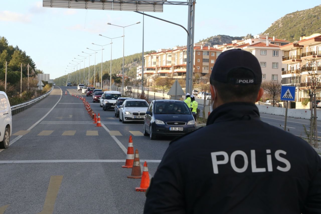 Tatilciler kilometrelerce kuyruk oluşturdu 12