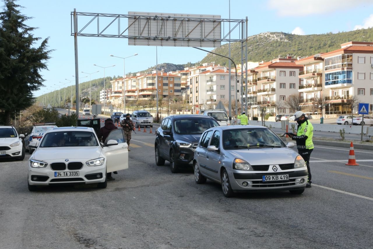 Tatilciler kilometrelerce kuyruk oluşturdu 13