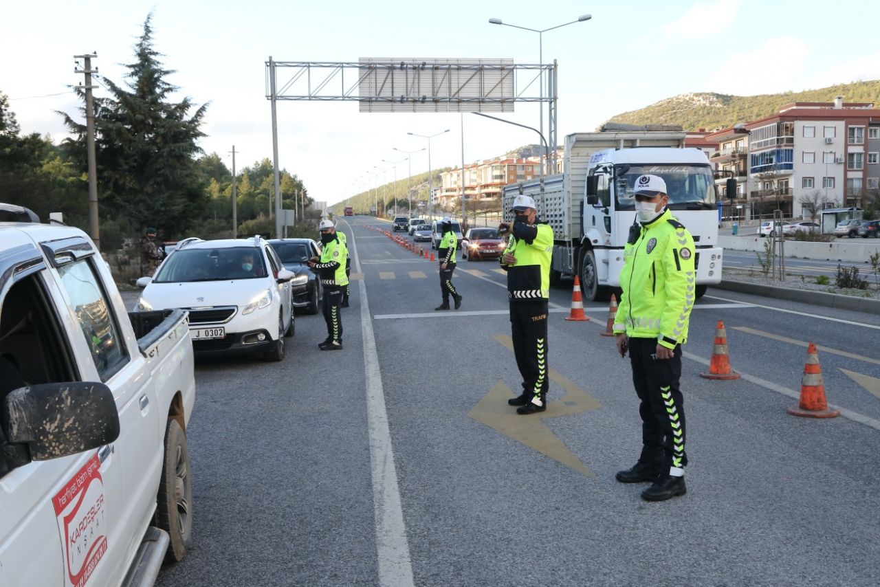 Tatilciler kilometrelerce kuyruk oluşturdu 14