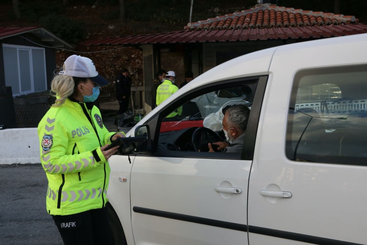 Tatilciler kilometrelerce kuyruk oluşturdu 15
