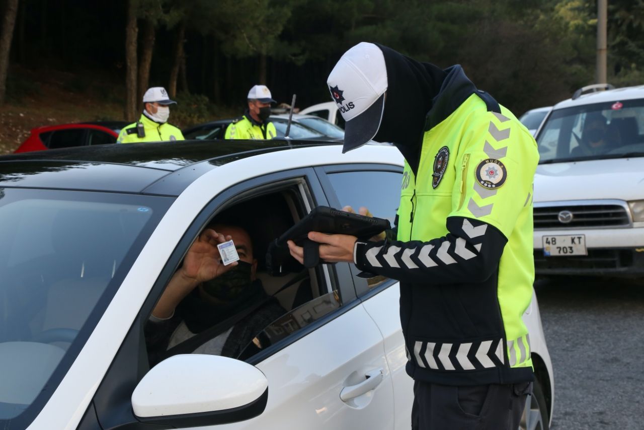 Tatilciler kilometrelerce kuyruk oluşturdu 16