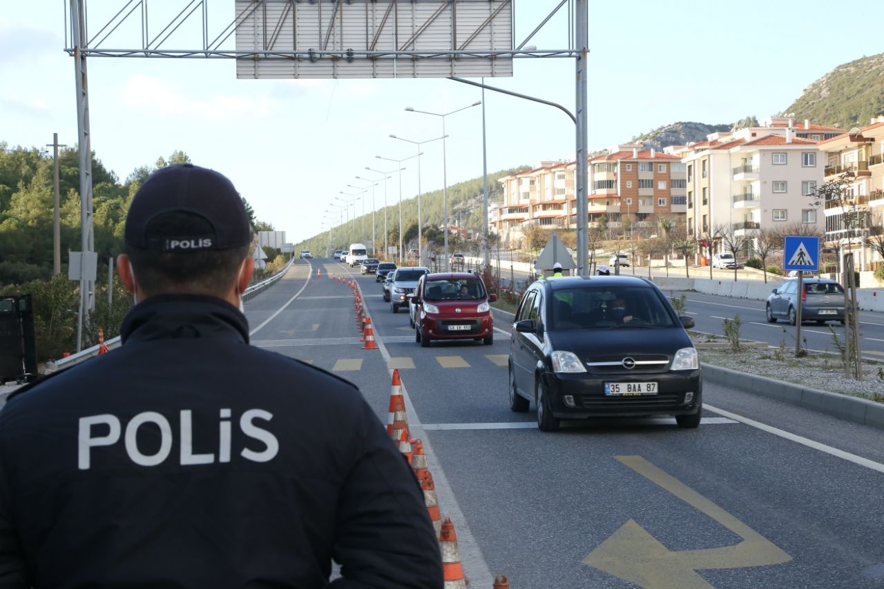Tatilciler kilometrelerce kuyruk oluşturdu 17