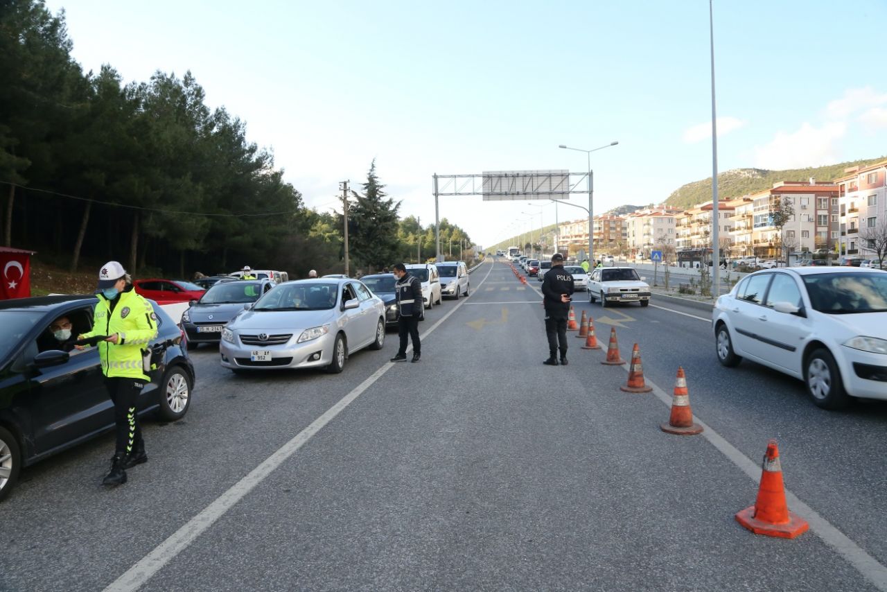 Tatilciler kilometrelerce kuyruk oluşturdu 19
