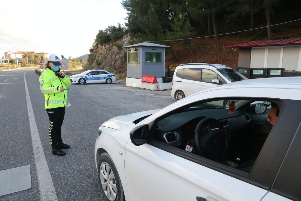 Tatilciler kilometrelerce kuyruk oluşturdu 20