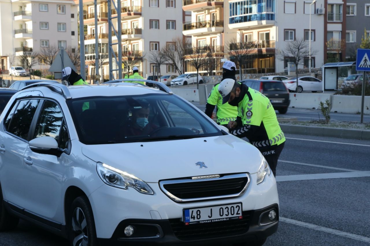 Tatilciler kilometrelerce kuyruk oluşturdu 21
