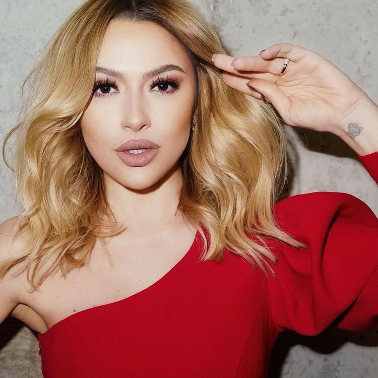 Hadise'nin 'O Ses Türkiye'deki yılbaşı şıklığı dudak uçuklattı! 9