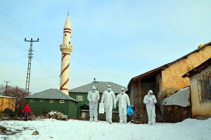 Koronavirüs savaşçısı sağlıkçılar soğuk hava ve kara rağmen tüm hastalara yetişiyor! 2