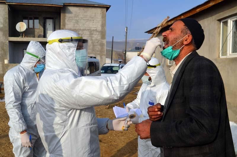 Koronavirüs savaşçısı sağlıkçılar soğuk hava ve kara rağmen tüm hastalara yetişiyor! 4