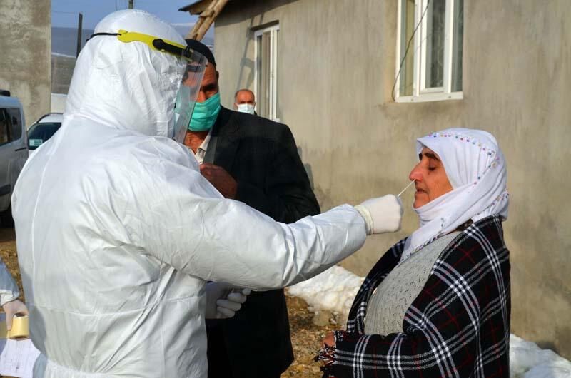 Koronavirüs savaşçısı sağlıkçılar soğuk hava ve kara rağmen tüm hastalara yetişiyor! 6