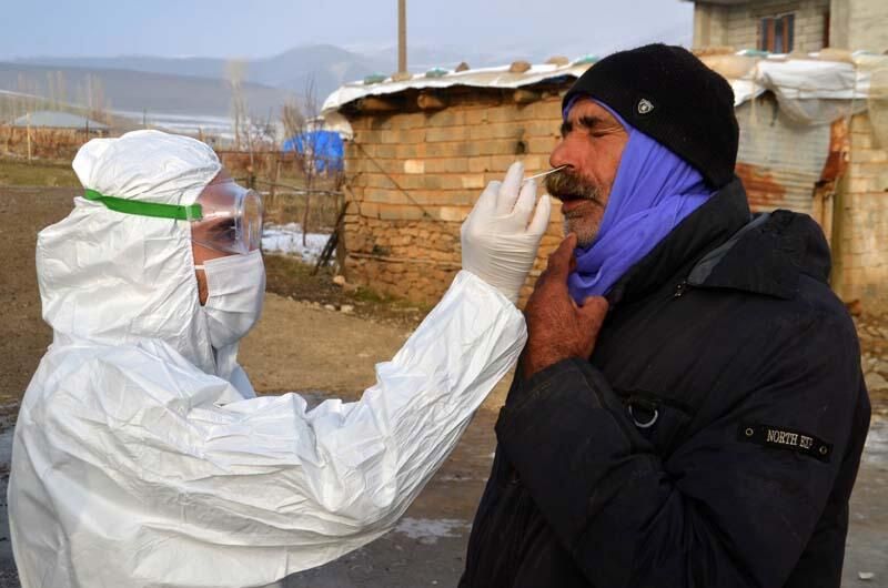 Koronavirüs savaşçısı sağlıkçılar soğuk hava ve kara rağmen tüm hastalara yetişiyor! 9