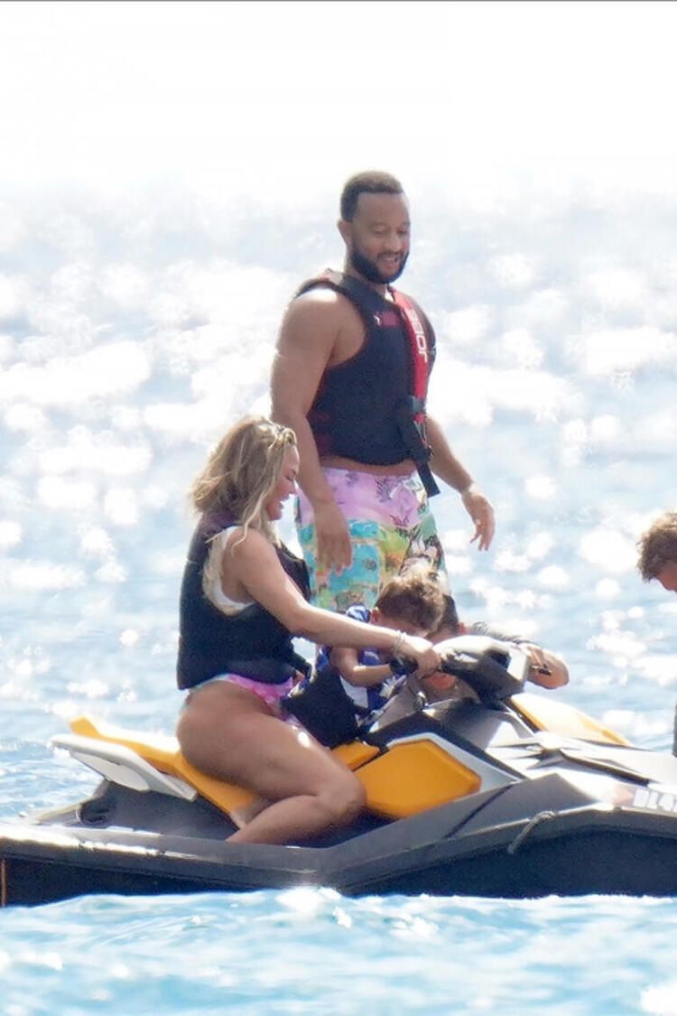 Ünlü model Chrissy Teigen hayata döndü! 2