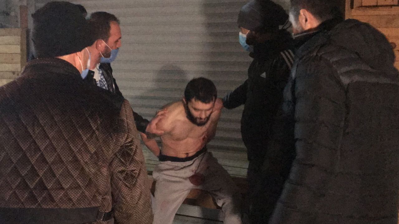 Sağlık görevlilerine kafa attı! 3
