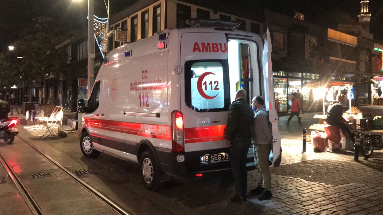 Sağlık görevlilerine kafa attı! 5