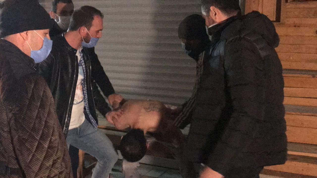 Sağlık görevlilerine kafa attı! 4