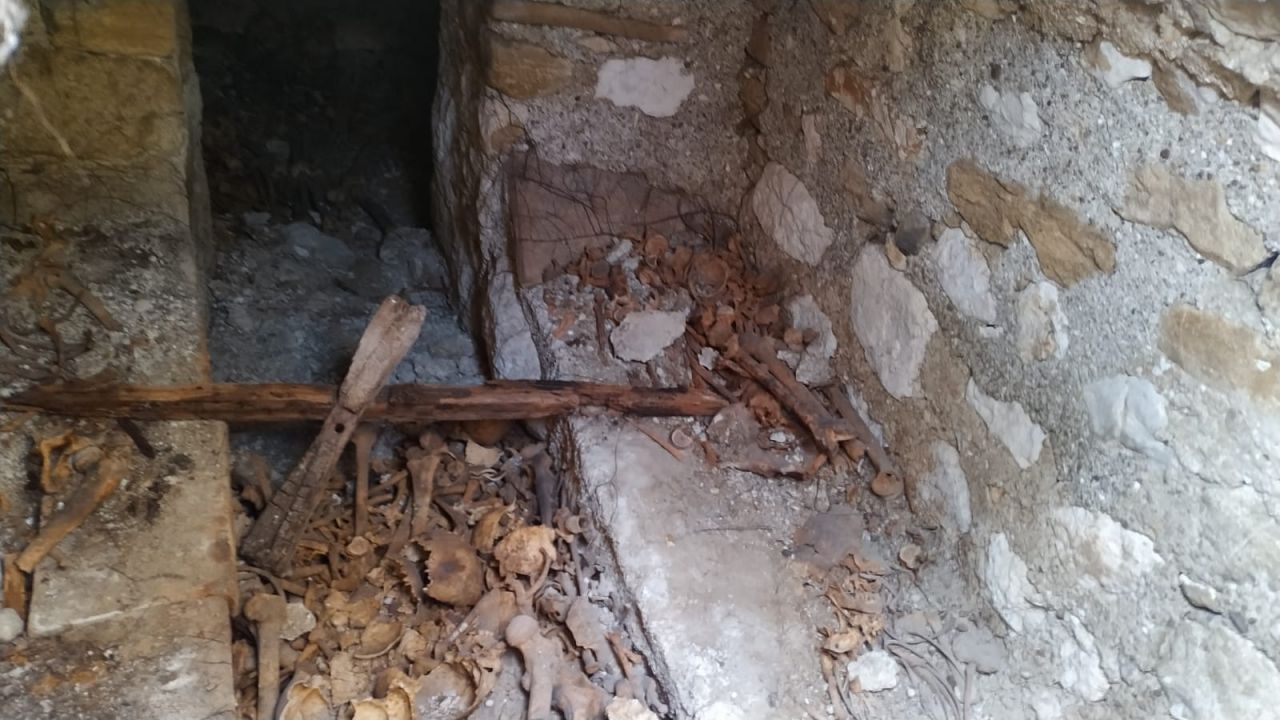 Tarlada 40 insan kafatası ve kemiği bulundu 6