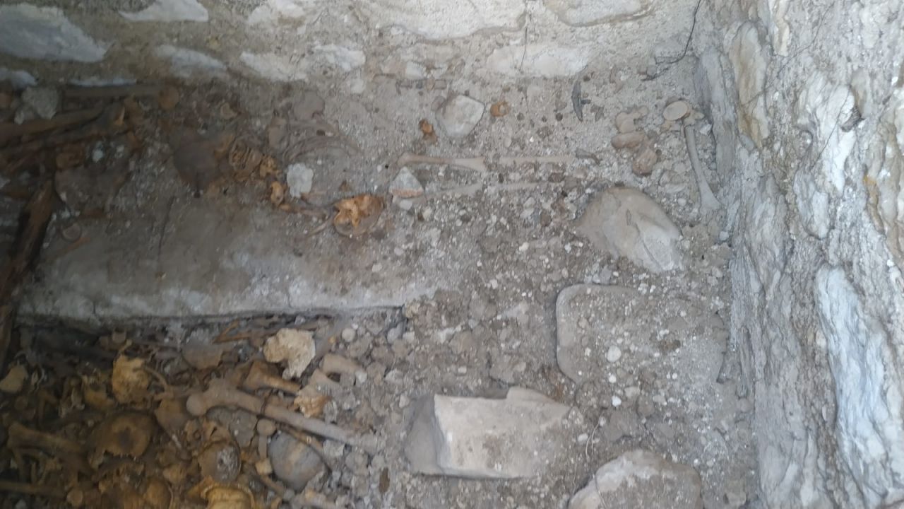 Tarlada 40 insan kafatası ve kemiği bulundu 7