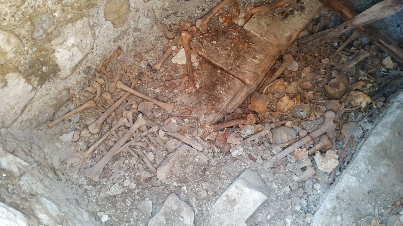 Tarlada 40 insan kafatası ve kemiği bulundu 8