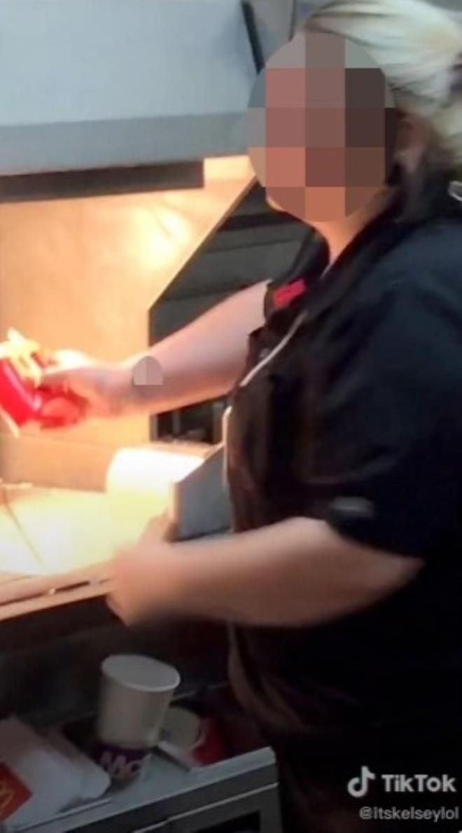 Ünlü fast food zinciri mutfağında iğrenç olay 5