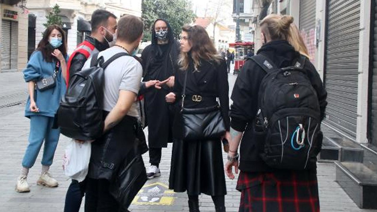 İstiklal Caddesi'nde sigara için turistlere ceza kesildi! 1