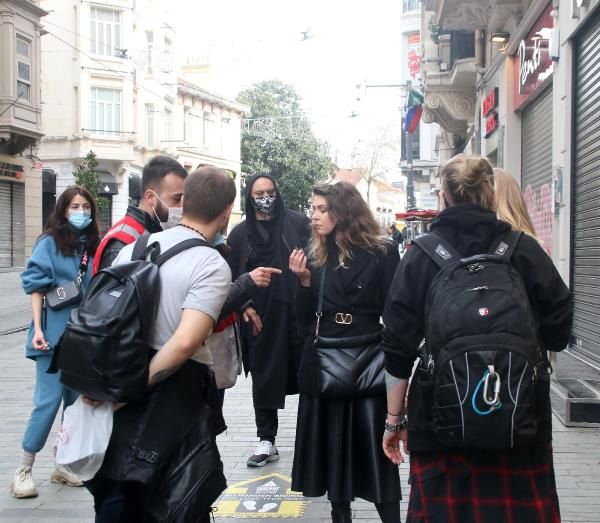 İstiklal Caddesi'nde sigara için turistlere ceza kesildi! 2