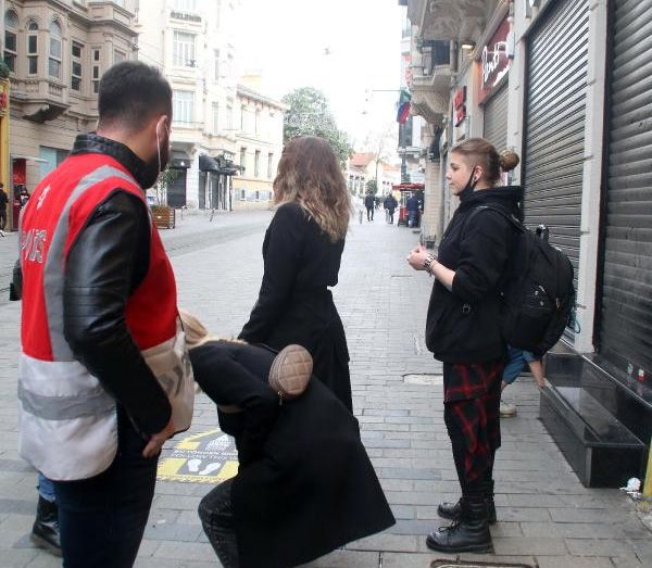 İstiklal Caddesi'nde sigara için turistlere ceza kesildi! 3