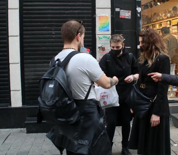 İstiklal Caddesi'nde sigara için turistlere ceza kesildi! 4