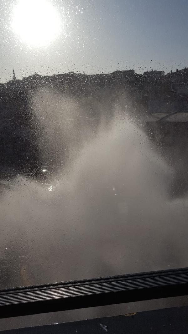 Üsküdar'da çalışma yapılırken su borusu patladı! 2