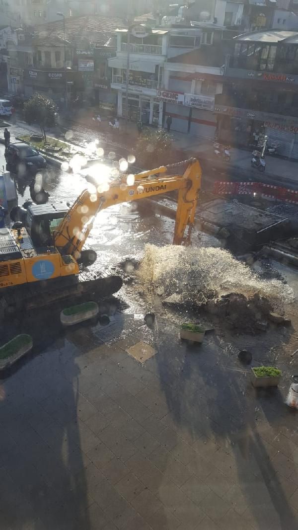 Üsküdar'da çalışma yapılırken su borusu patladı! 3